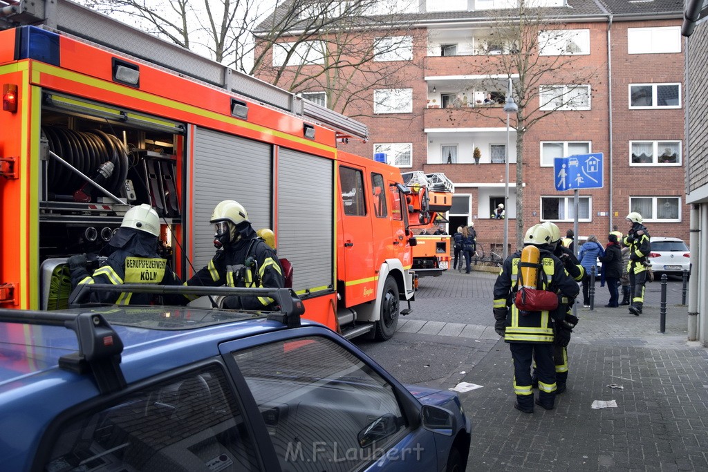 Feuer 1 Koeln Vingst Hesshofplatz P07.JPG - Miklos Laubert